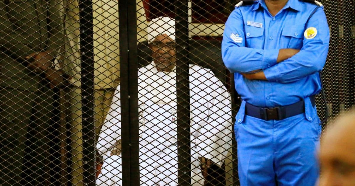 Ex-presidente do Sudão é condenado a dois anos de prisão por corrupção