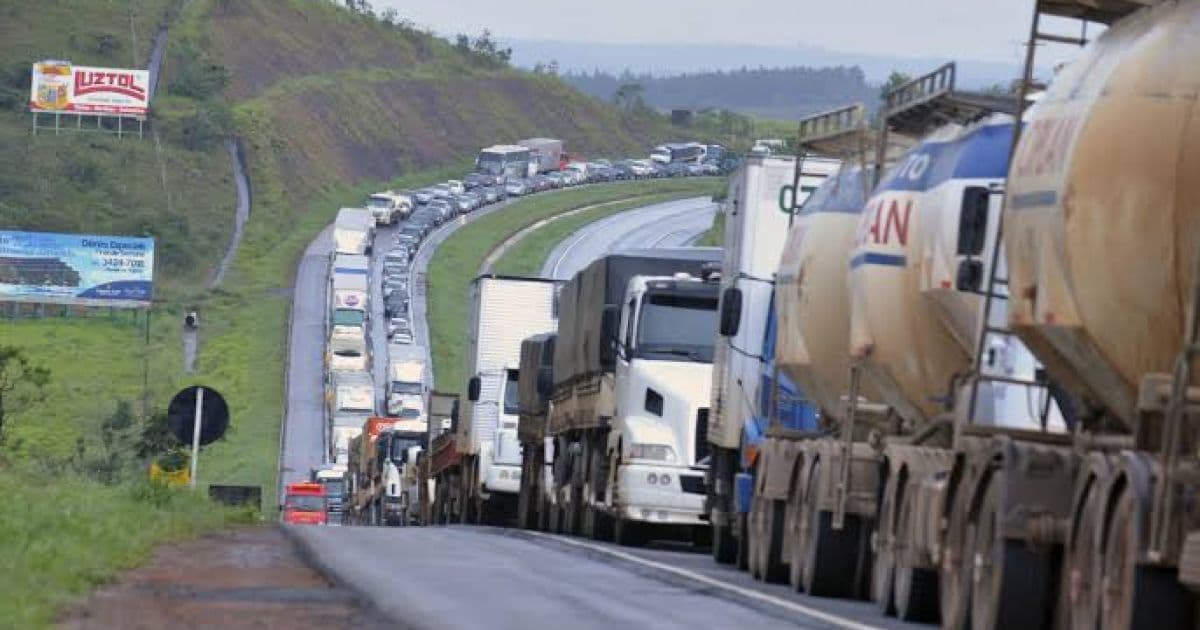 Ameaça de aumento do preço de combustíveis reativa críticas de caminhoneiros no Brasil