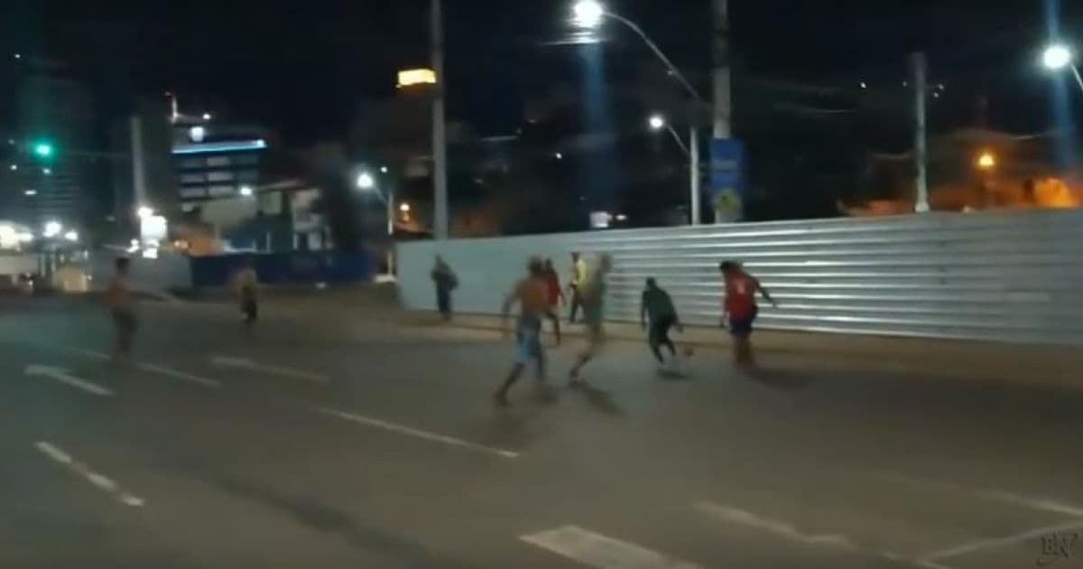 Moradores de Salvador 'batem baba' de madrugada em pista de obras do BRT