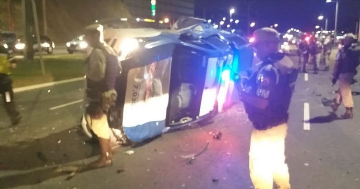 Homem morre e 7 ficam feridos após acidente entre carro e viatura da PM na Paralela