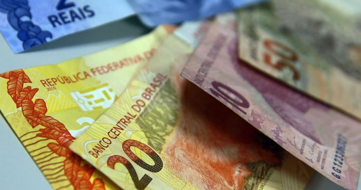 Bolsonaro anuncia aumento de R$ 6 no salário mínimo; novo valor vai ser de R$ 1.045