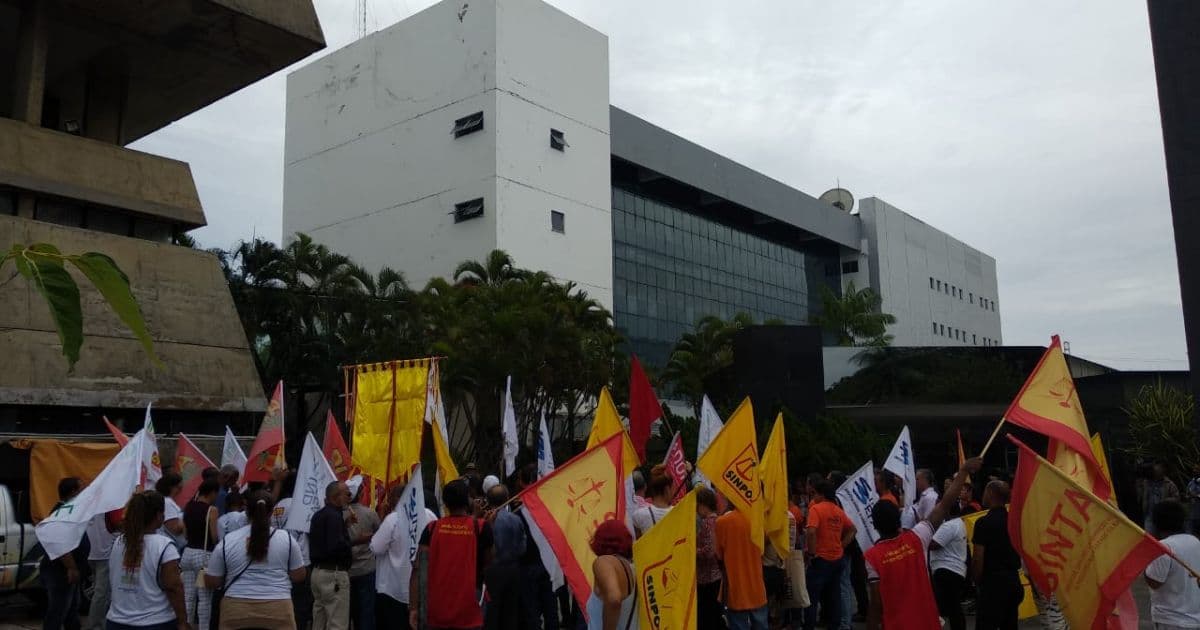 Servidores protestam contra reforma da Previdência baiana na frente da AL-BA