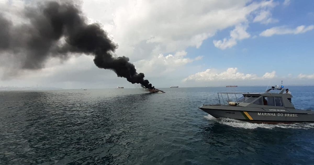Embarcação pega fogo na Bahia de Todos os Santos e tripulante é resgatado; veja vídeo