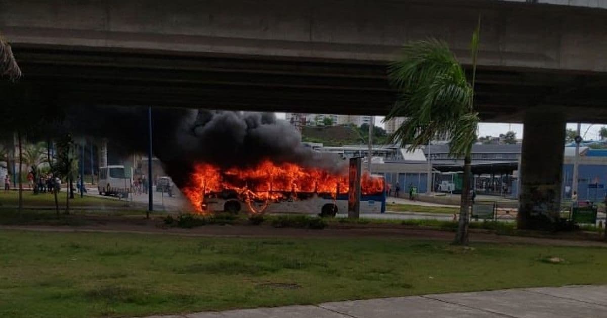 Ônibus pega fogo na Rótula do Abacaxi e causa congestionamento 