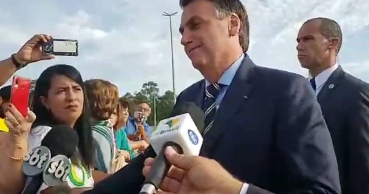 Bolsonaro insulta repórter com insinuação sexual em coletiva de imprensa
