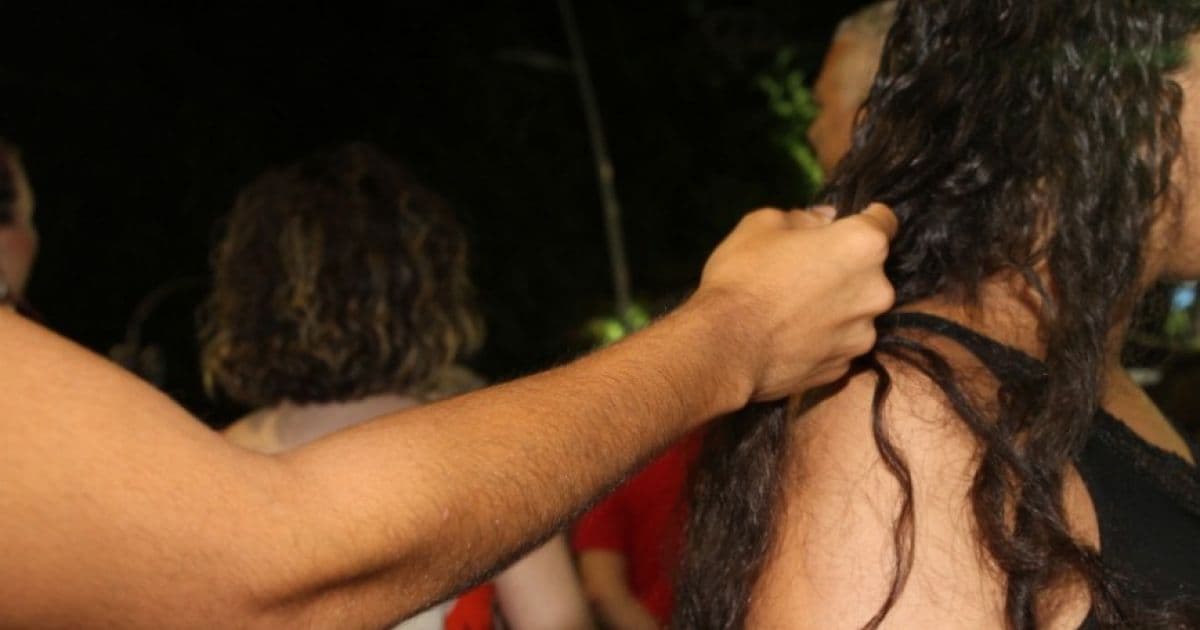 Adolescente é detido no Carnaval de Salvador após tentar beijar foliã a força 