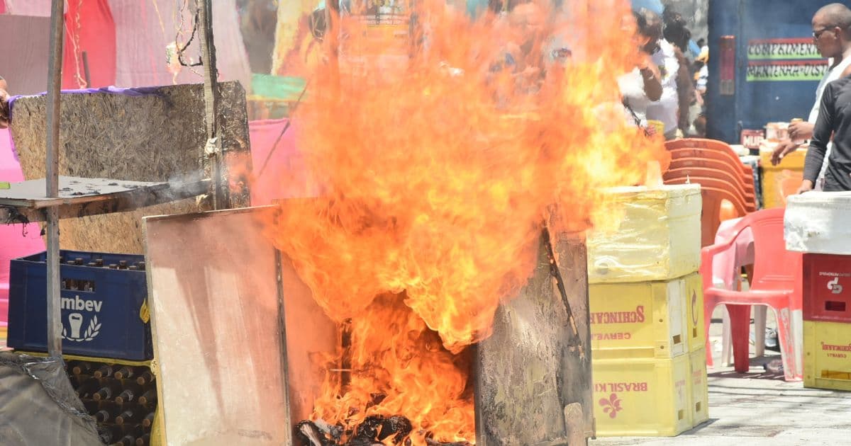 Incêndio assusta foliões que se concentram na Mudança do Garcia; veja vídeo