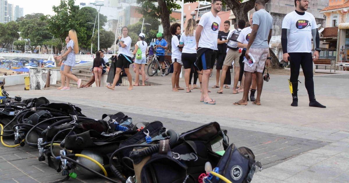 Mergulhadores participam de ação para recolher lixo do mar da Barra nesta quarta