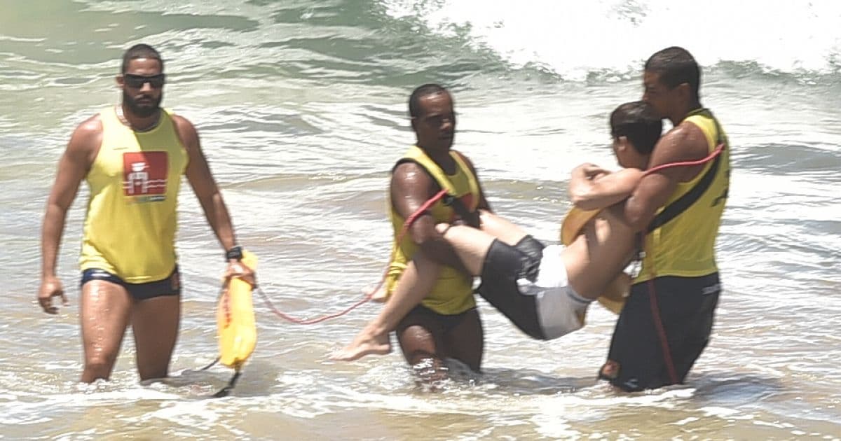 Homem é resgatado após se afogar na Barra em Arrastão; Danniel Vieira homenageia Salvamar 