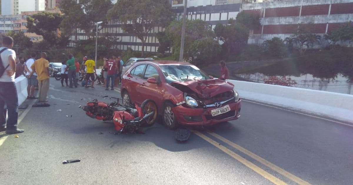 Acidente entre carro e moto deixa motociclista ferido na Av. Reitor Miguel Calmon 
