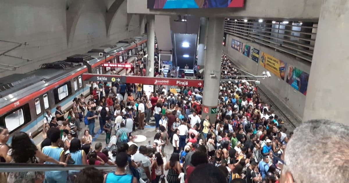 Falha no metrô provoca filas e aglomeração na área de embarque da Estação Lapa 
