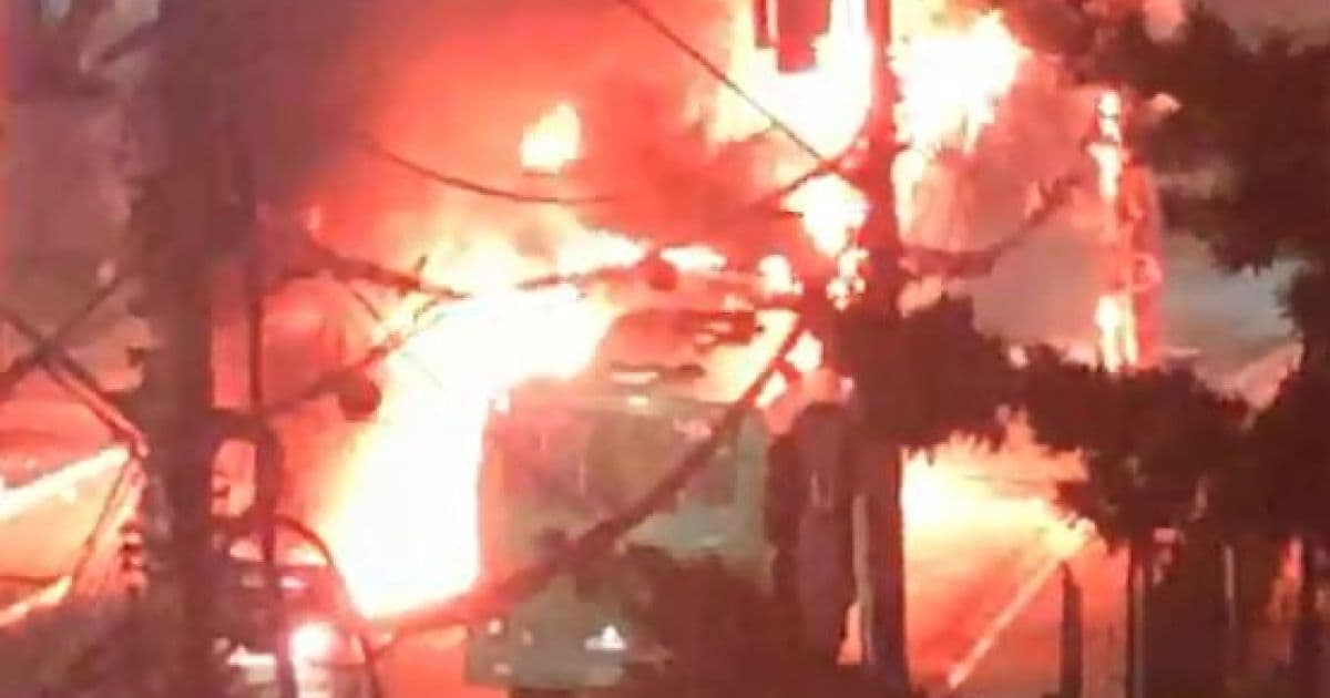 Incêndio atinge ônibus em Ondina; bombeiros são acionados para conter chamas; veja