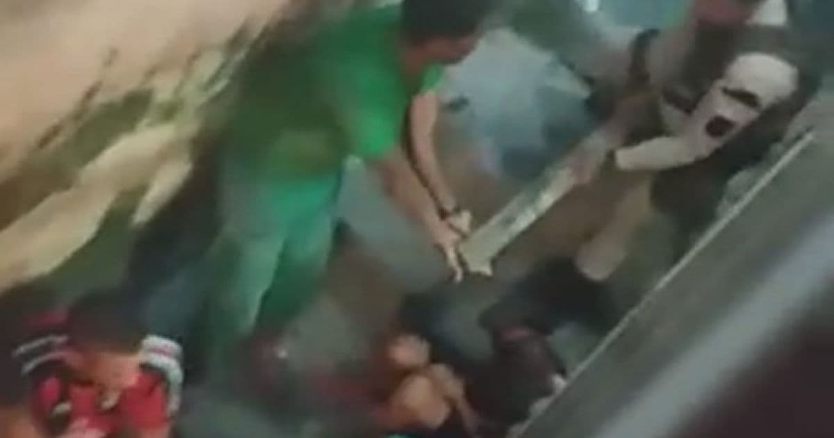 Policiais militares são flagrados agredindo jovens com pedaço de madeira; veja vídeo