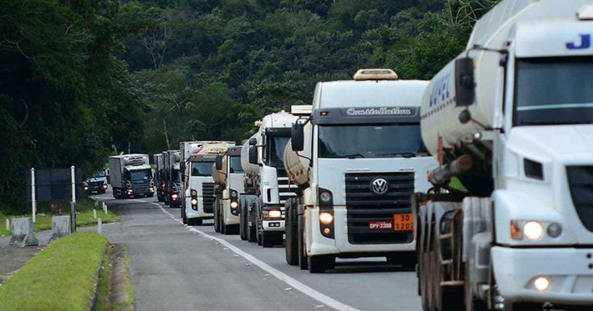 Líder dos caminhoneiros diz que categoria vai parar se governos seguirem com quarentena