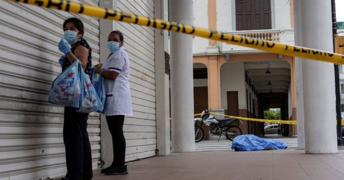 Equador recebe mil caixas de papelão para enterrar vítimas do coronavírus 