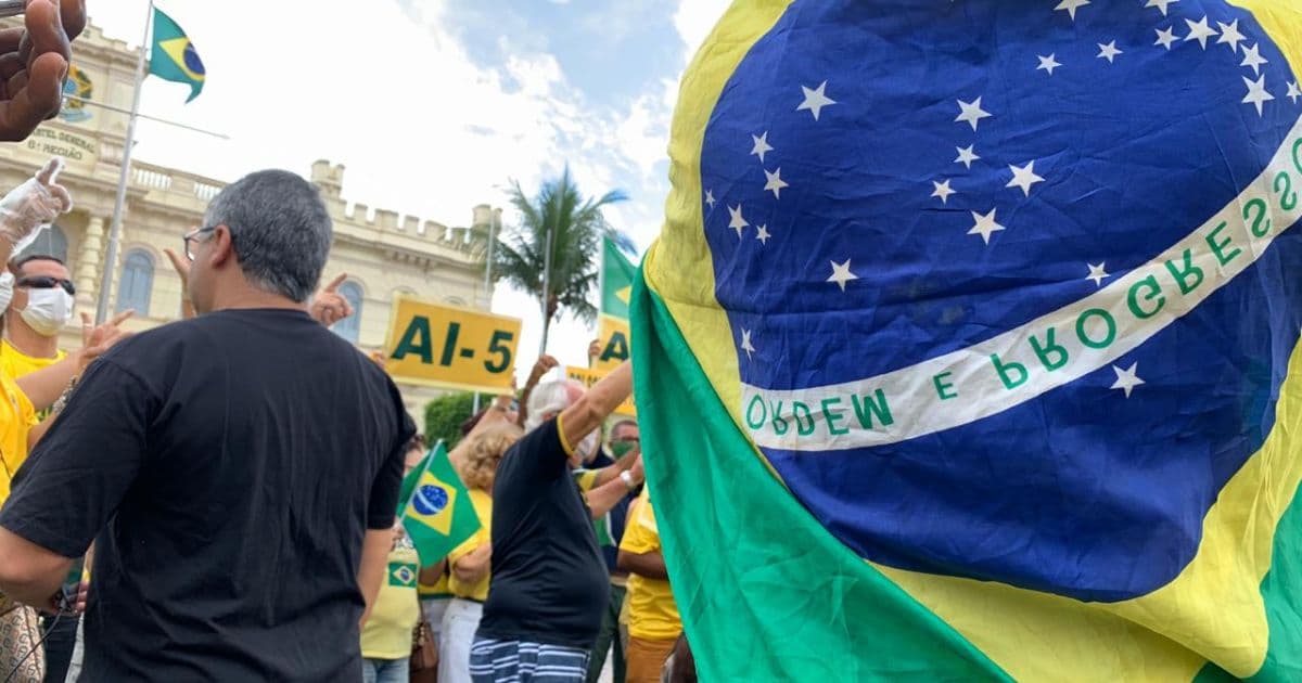 Com idosos, grupo faz ato contra isolamento social, defende Bolsonaro e pede AI-5 