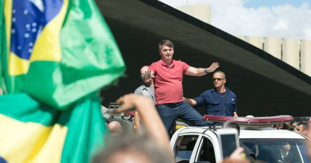 Bolsonaro discursa em manifestação em Brasília que defendeu intervenção militar