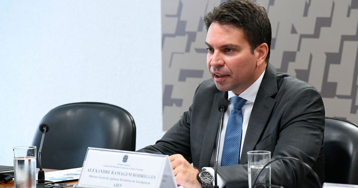 Bolsonaro quer diretor da Abin para substituir Valeixo na PF