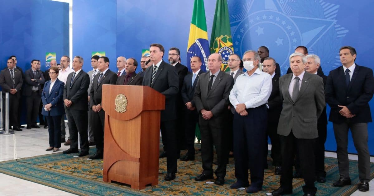 Em meio à pandemia, ministros se aglomeram para acompanhar discurso de Bolsonaro