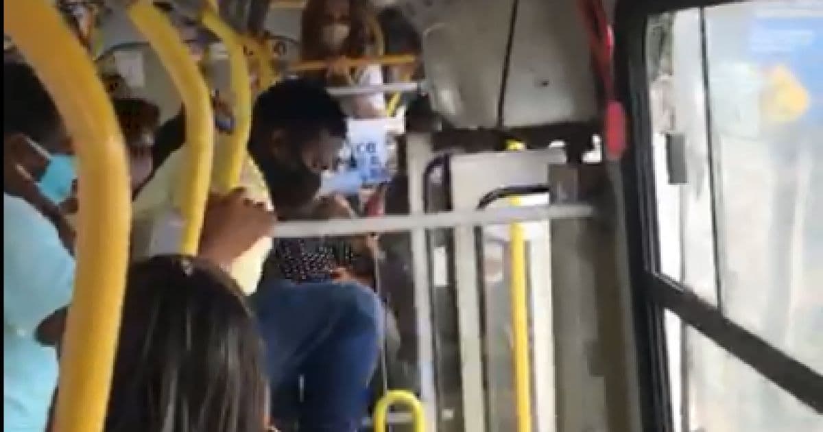 Mulher é 'chutada' para fora de ônibus por passageiros por não usar máscara; veja