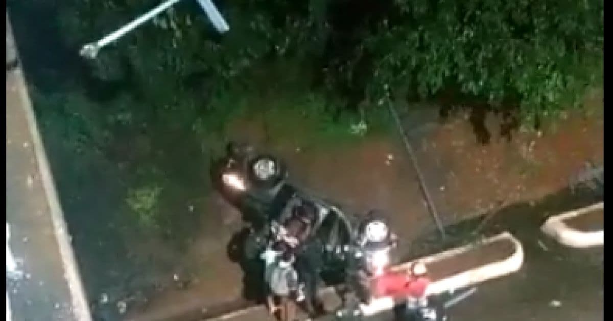 Carro com duas pessoas cai de viaduto em Salvador; vítimas são levadas a hospital