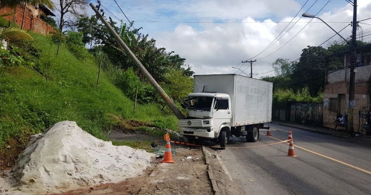 Caminhão bate e derruba poste na Estrada do Matadouro, em Salvador