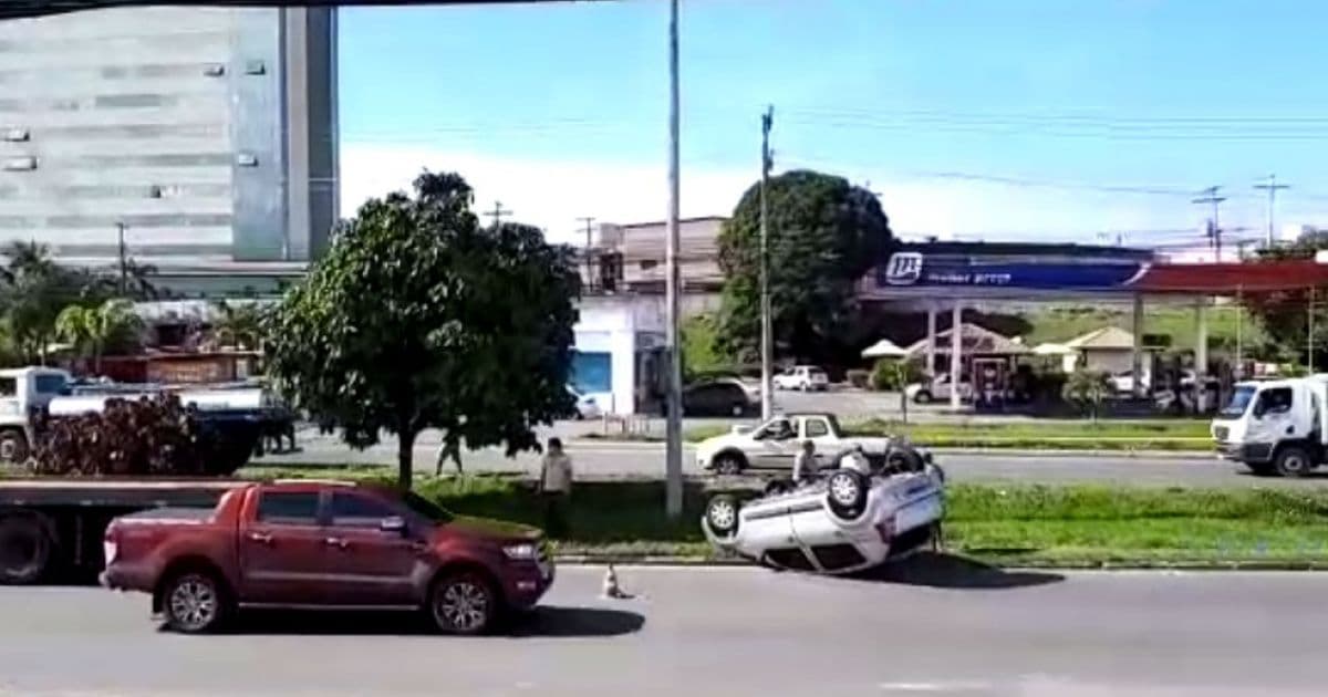 Carro capota na Estrada do Coco, em Lauro de Freitas; motorista tem escoriações leves 