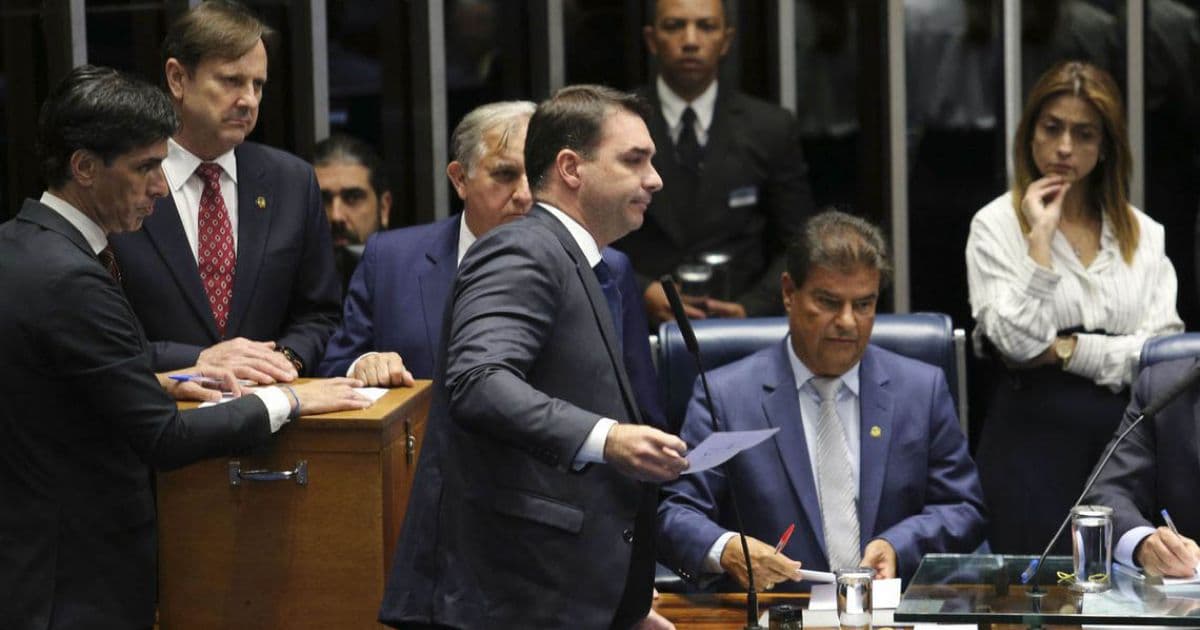 Flávio Bolsonaro rebate acusações de Paulo Marinho: 'Tem interesse em me prejudicar'