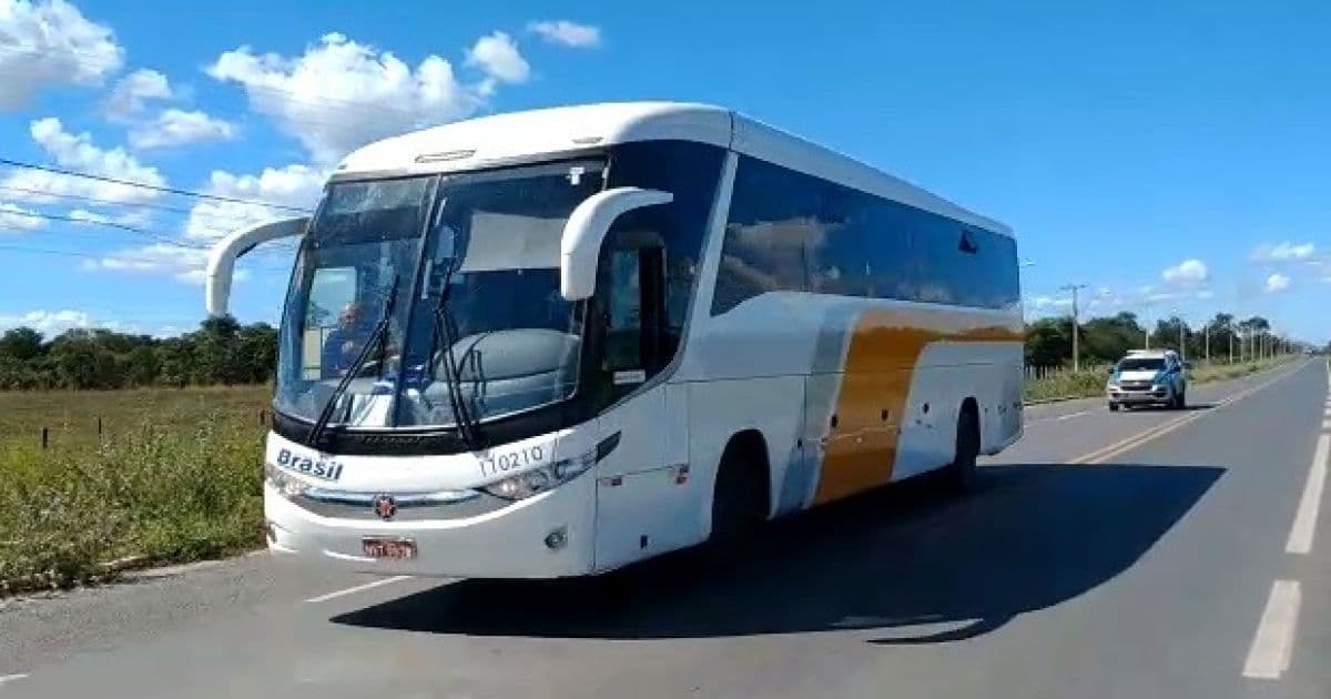 Ônibus de GO é impedido de parar em cidades baianas e retorna a município de origem