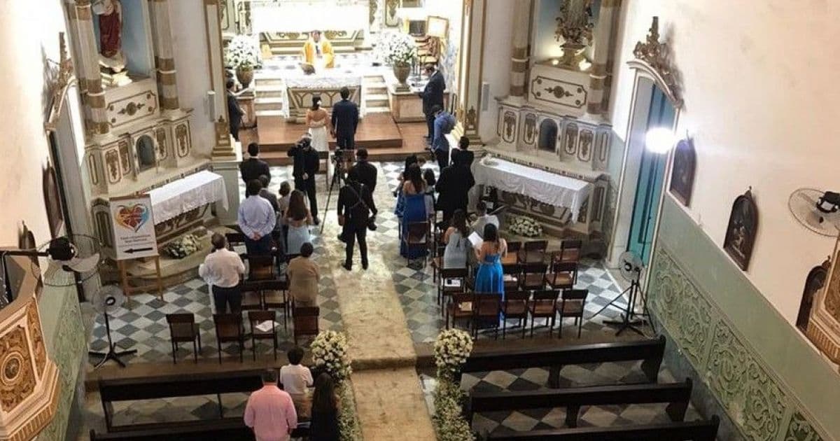 Casamento em Salvador é alvo de protestos; noivos e convidados estavam sem máscaras