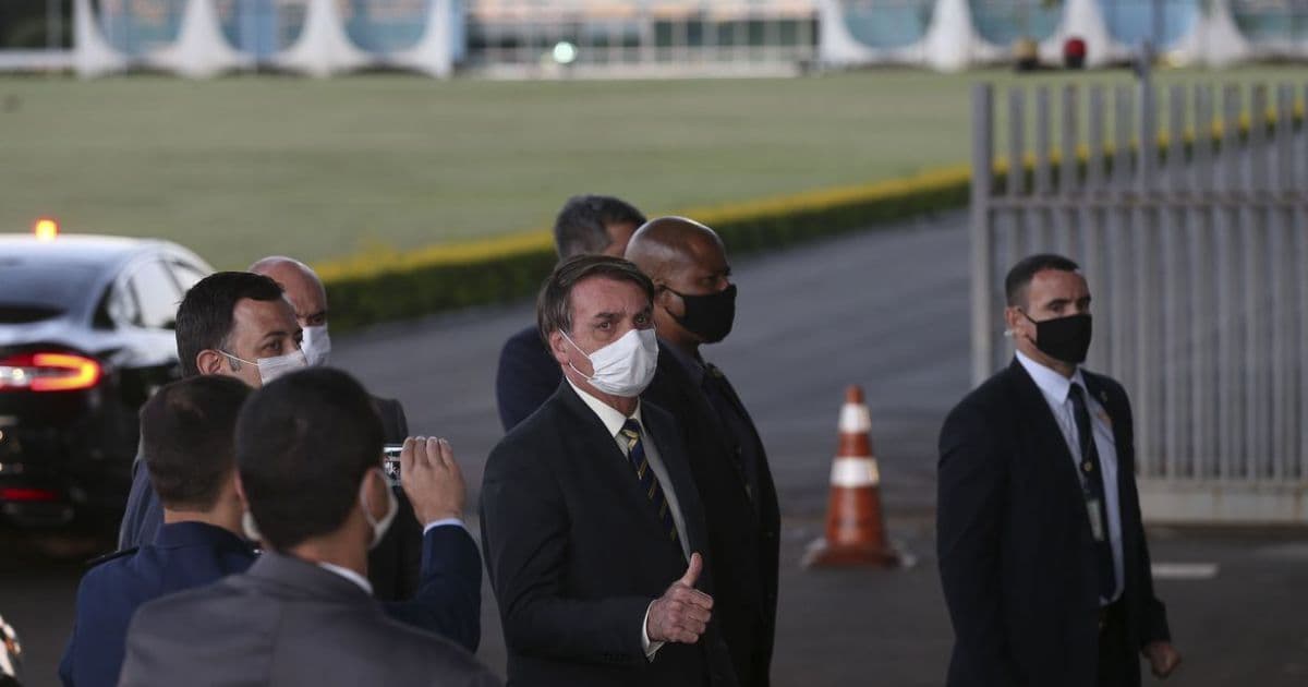 Bolsonaro diz que Trump vai enviar 2 milhões de comprimidos de hidroxicloroquina ao Brasil
