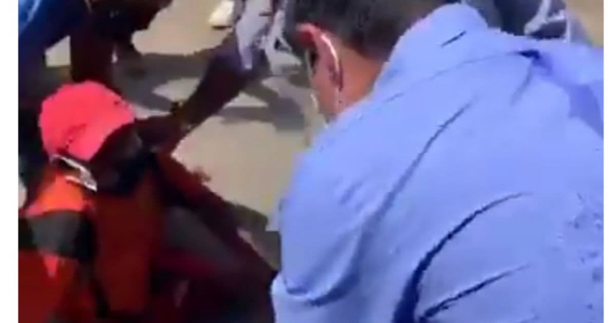 Apoiador se ajoelha aos pés de ACM Neto em Periperi; veja vídeo