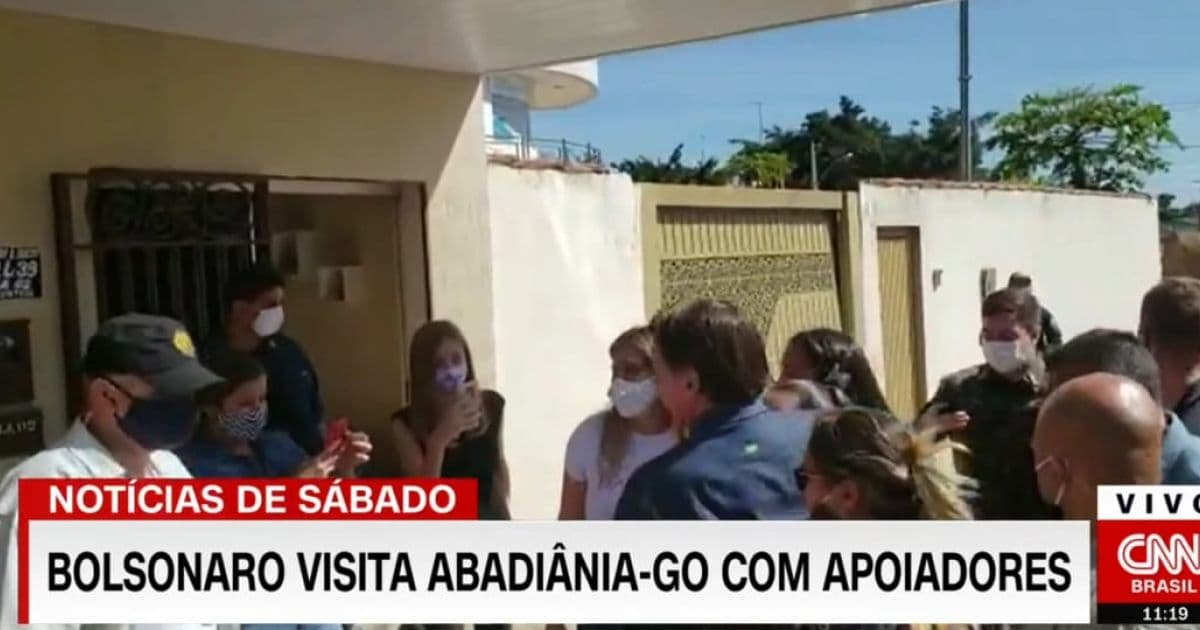 Bolsonaro viaja até cidade de Goiás e provoca aglomeração com apoiadores