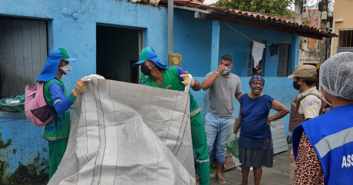 SSP-BA ajuda moradora do Calabar a retirar 1,5 tonelada de lixo de casa