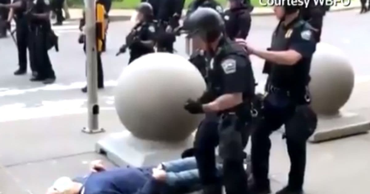 Policiais são suspensos após agredirem senhor de 75 anos em protesto nos EUA; veja vídeo