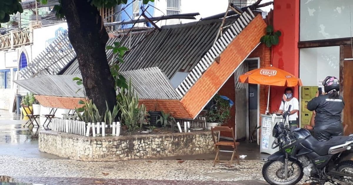 Cobertura de restaurante desaba no Rio Vermelho, em Salvador; ninguém fica ferido