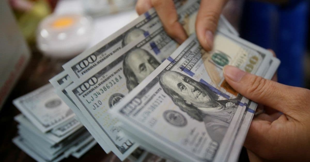 Dólar fecha abaixo de R$ 5 pela primeira vez desde março; bolsa tem forte alta