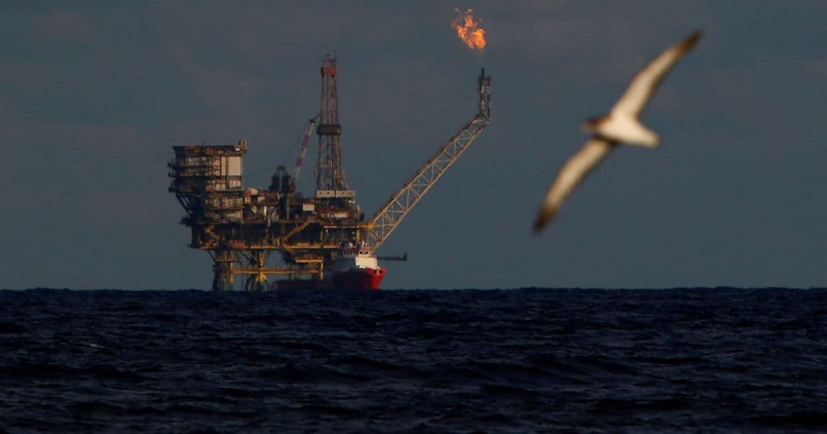Opep e aliados estendem corte de 10% na produção de petróleo