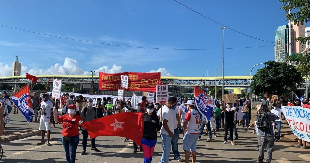 Manifestantes pedem impeachment de Bolsonaro em ato pró-democracia em Salvador