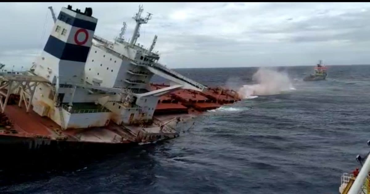 Marinha afunda navio mercante na costa do Maranhão encalhado há 3 meses