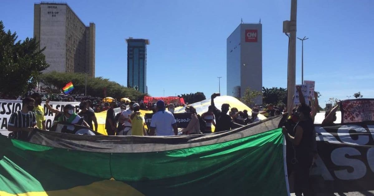 Manifestantes pró e contra Bolsonaro realizam atos na Esplanada dos Ministérios, em Brasília