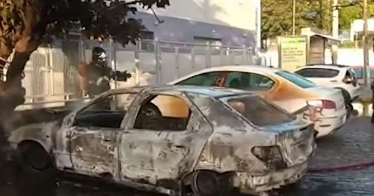 Carro pega fogo e fica destruído na Avenida Dendezeiros, em Salvador
