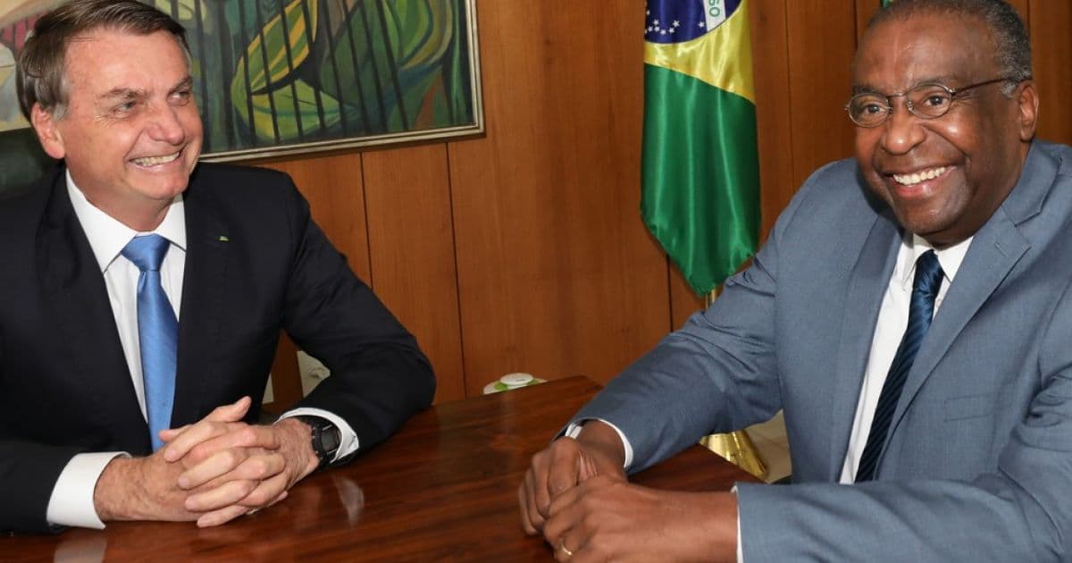 Em nota, Bolsonaro defende Decotelli e diz que ele sofre processo de 'deslegitimação'
