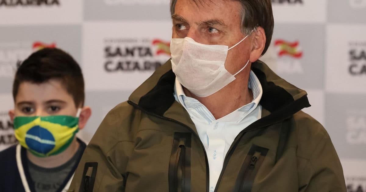 'Febre baixou e estou me sentindo bem', afirma Bolsonaro