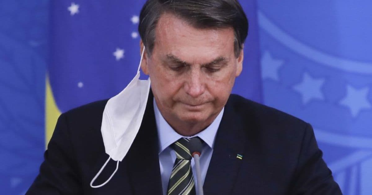 Bolsonaro dizia que máscara é 'coisa de v.' na frente de visitas, afirma coluna