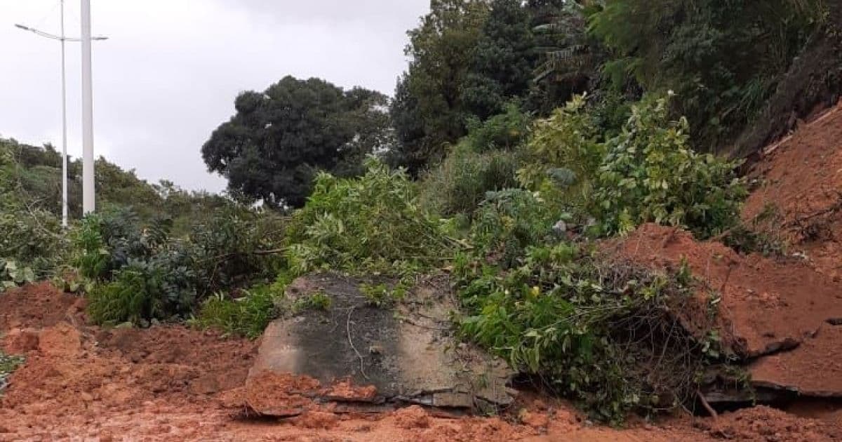 Deslizamento de terra obstrui trecho de pista na Via Barradão