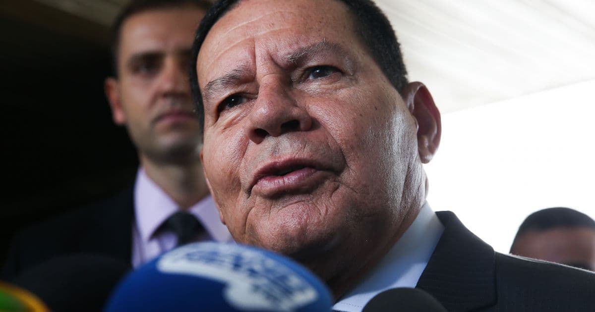 Bolsonaro deve escolher novo ministro da Saúde até agosto, diz Mourão