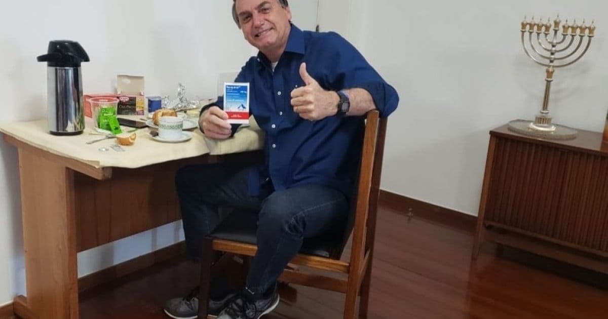 Com hidroxicloroquina na mão, Bolsonaro anuncia que está recuperado da Covid-19