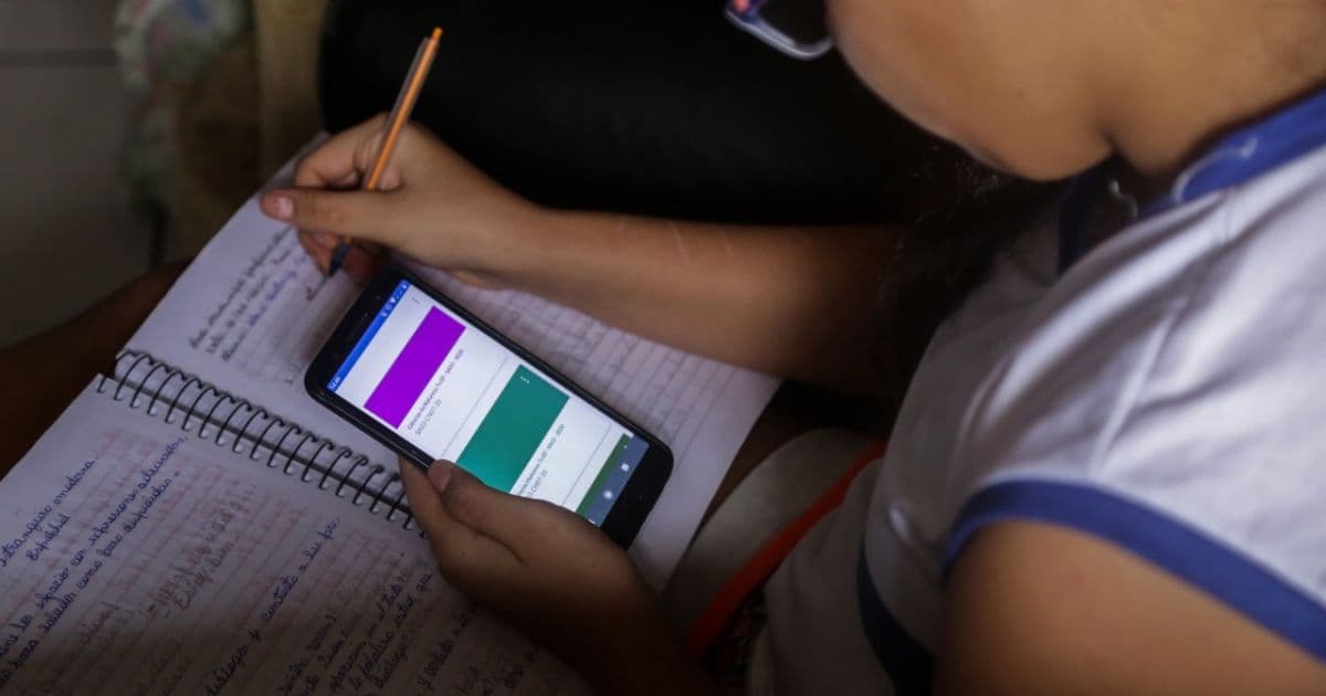 Mais de 5,5 mil alunos de Salvador já usam chips para estudar na pandemia