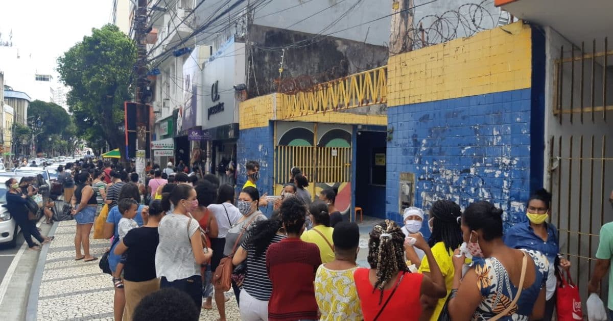 População se aglomera e forma grandes filas no comércio de rua no Centro de Salvador 